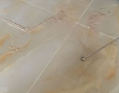 让胡路瓷砖空鼓维修公司分享粘合剂选择不当在瓷砖铺贴过程中可能导致以下问题