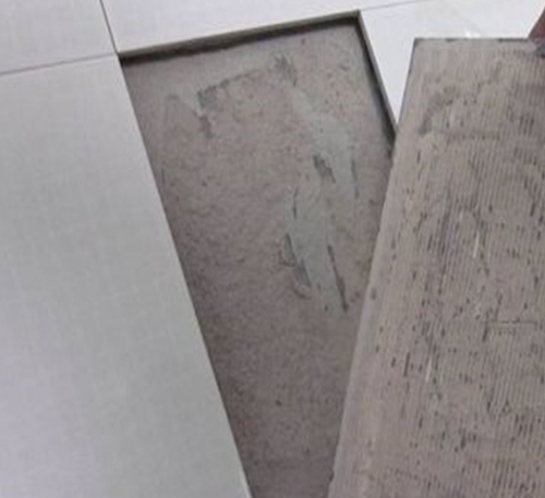 让胡路瓷砖空鼓维修公司分享瓷砖铺贴时如果打浆（即涂抹在瓷砖背面和基层上的砂浆或瓷砖胶）过少，会带来以下问题